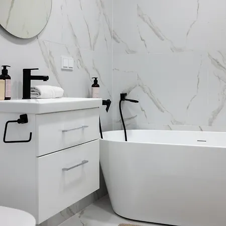 Family-friendly 2bd I Terrace I Parking I Cohost Apartman *