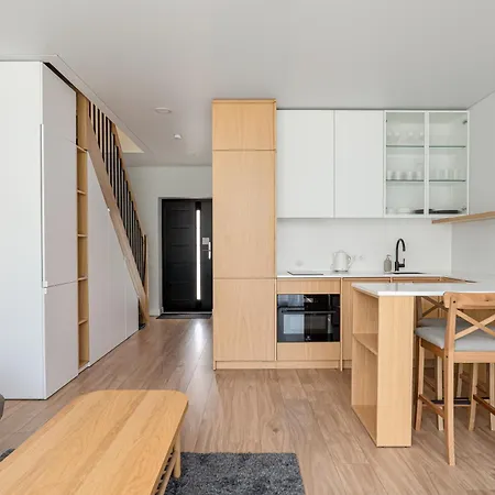 Family-friendly 2bd I Terrace I Parking I Cohost